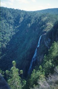 Hidden Valley Falls - neboli Thousand Feet Falls - vodopády vysoké tisíc stop - tři sta metrů